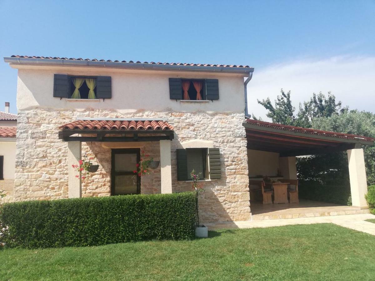 Villa Mala Kuca Sa Velikim Grijanim Bazenom Antonio Šišan Exterior foto